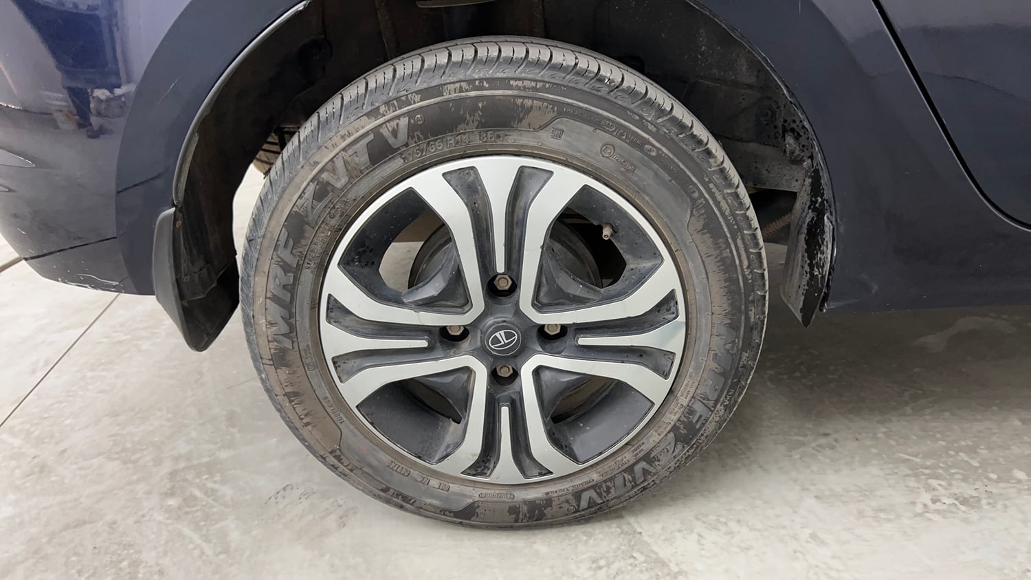 Used 2024 Tata Tigor XZA iCNG Cng Automatic tyres RIGHT REAR TYRE RIM VIEW