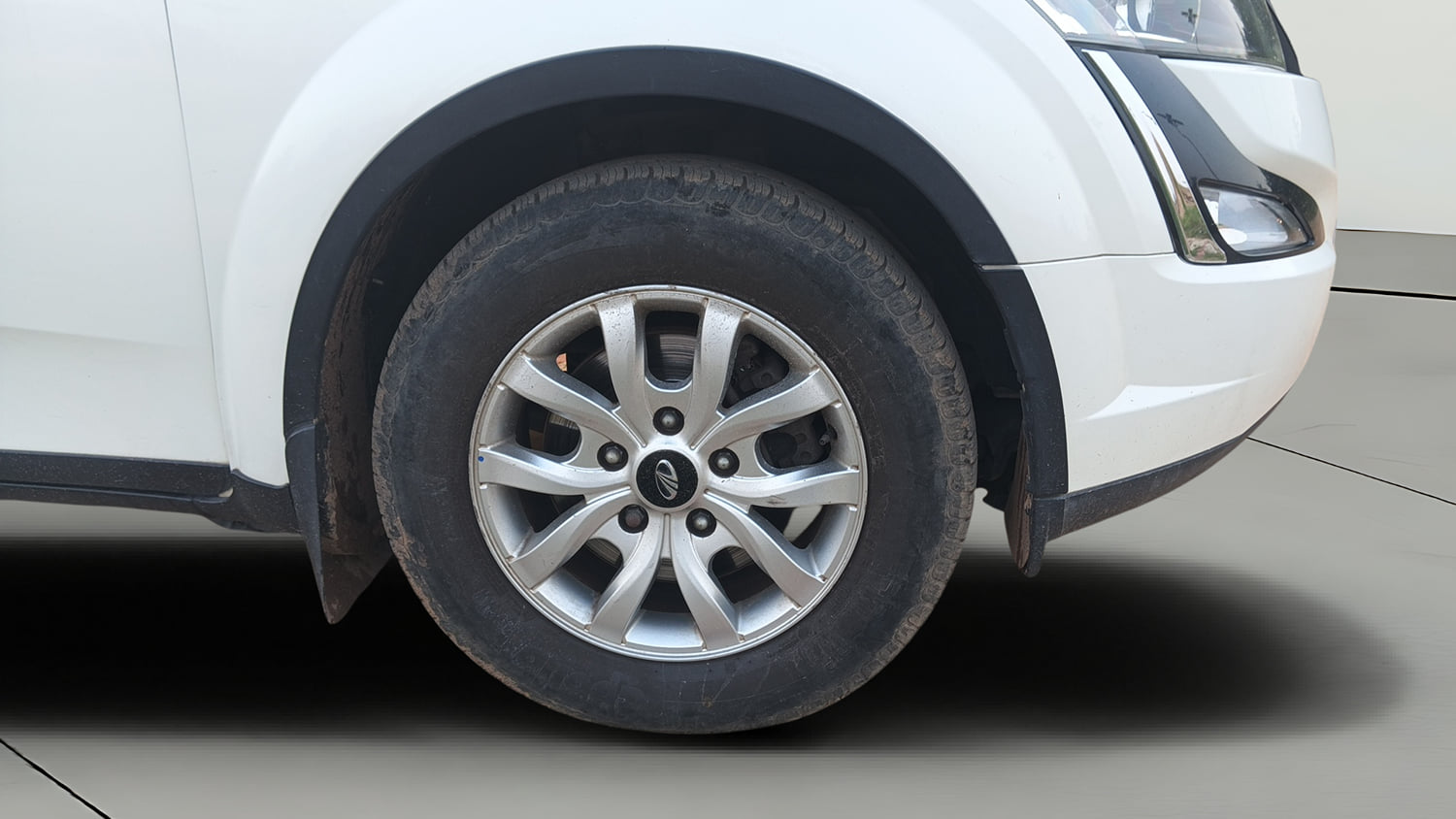 Used 2018 Mahindra XUV500 W9 Diesel Manual tyres RIGHT FRONT TYRE RIM VIEW