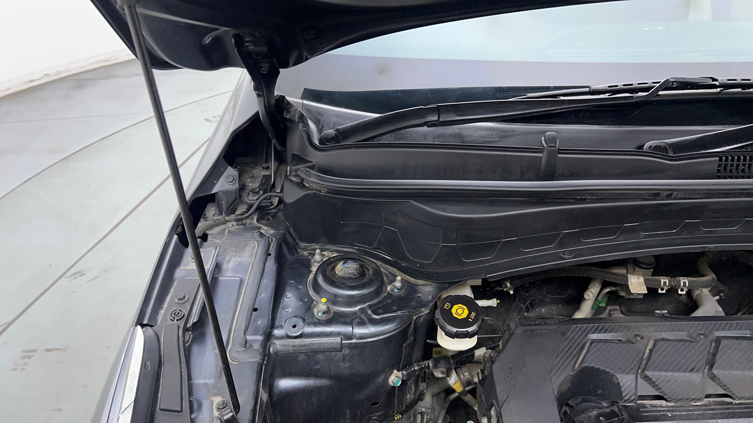 Used 2020 kia Seltos HTX IVT 1.5 Petrol Automatic engine ENGINE RIGHT SIDE HINGE & APRON VIEW