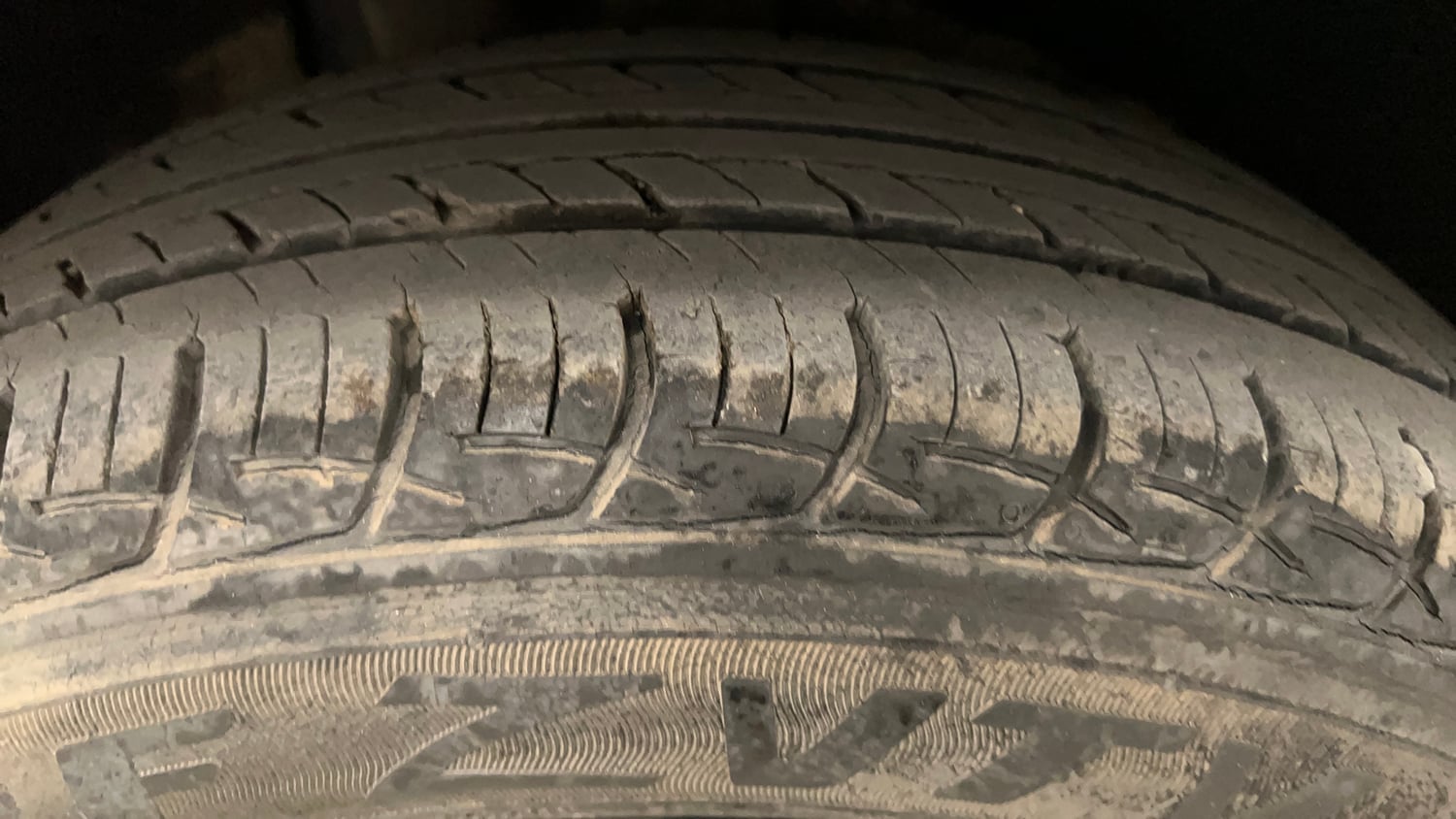 Used 2016 Maruti Suzuki Baleno Delta 1.2 Petrol Manual tyres RIGHT REAR TYRE TREAD VIEW