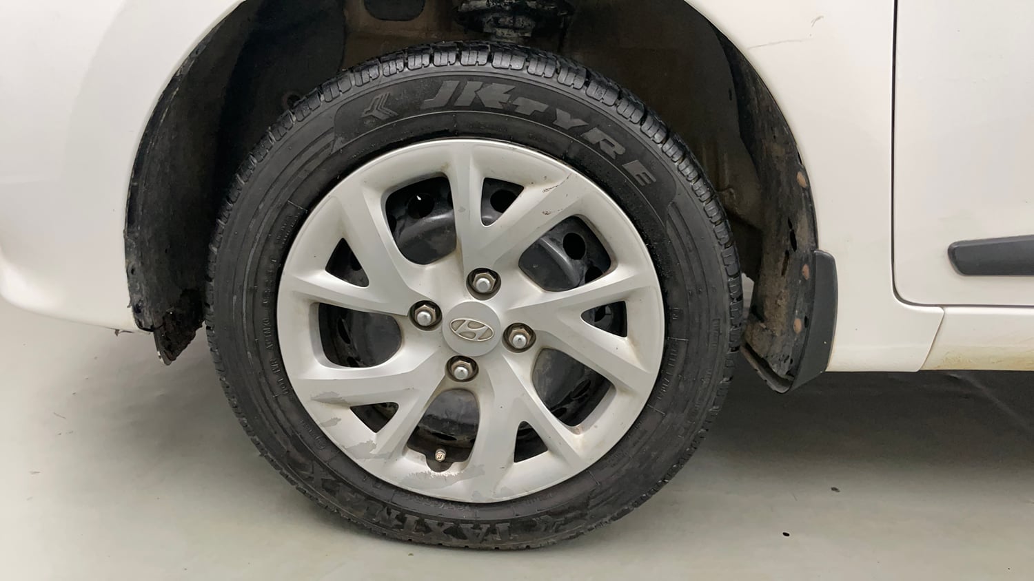 Used 2019 Hyundai Grand i10 Magna 1.2 Kappa VTVT Petrol Manual tyres LEFT FRONT TYRE RIM VIEW