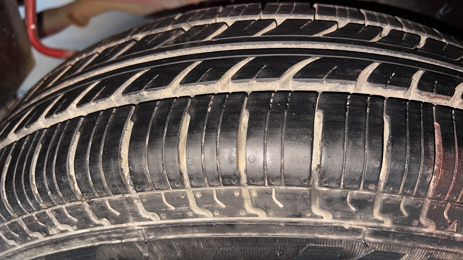 Used 2013 Maruti Suzuki Swift VXi Petrol Manual tyres RIGHT REAR TYRE TREAD VIEW