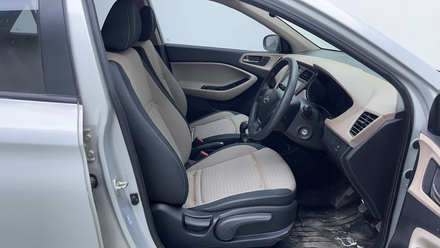 Used 2017 Hyundai Elite i20 Sportz 1.2 Petrol Manual interior RIGHT SIDE FRONT DOOR CABIN VIEW