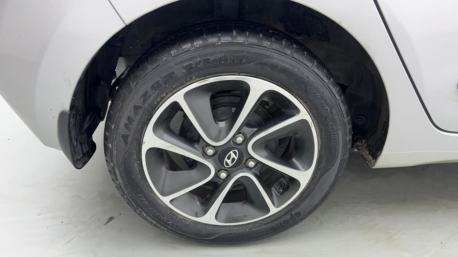 Used 2018 Hyundai Grand i10 Sportz (O) AT 1.2 Kappa VTVT Petrol Automatic tyres RIGHT REAR TYRE RIM VIEW