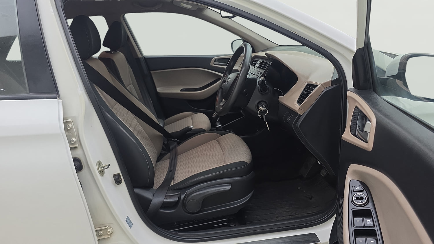 Used 2017 Hyundai Elite i20 Sportz 1.4 CRDI Diesel Manual interior RIGHT SIDE FRONT DOOR CABIN VIEW