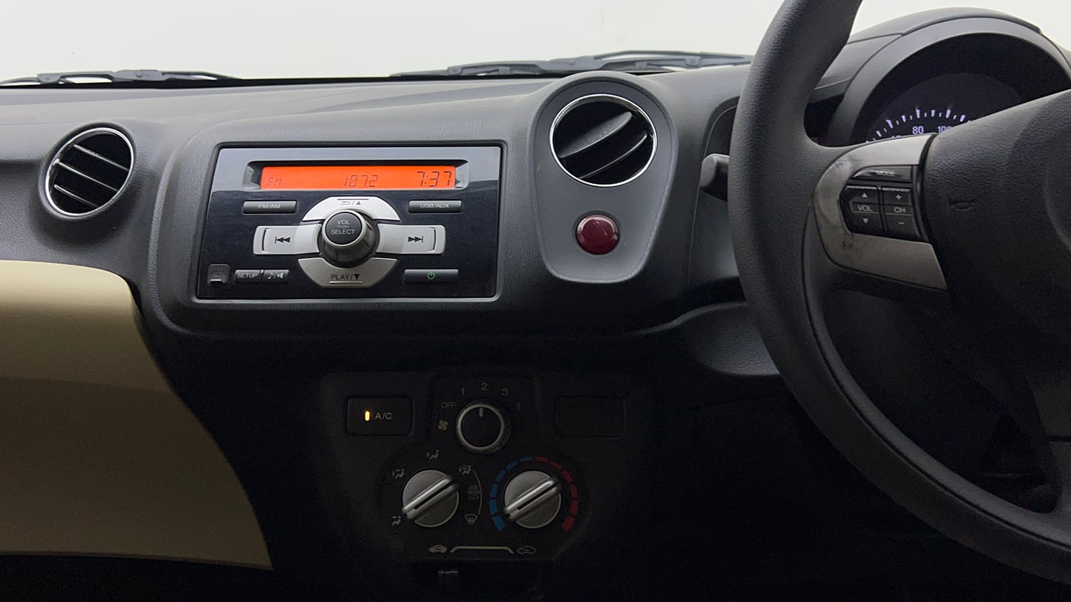 Used 2015 Honda Amaze 1.2 S i-VTEC Petrol Manual interior MUSIC SYSTEM & AC CONTROL VIEW