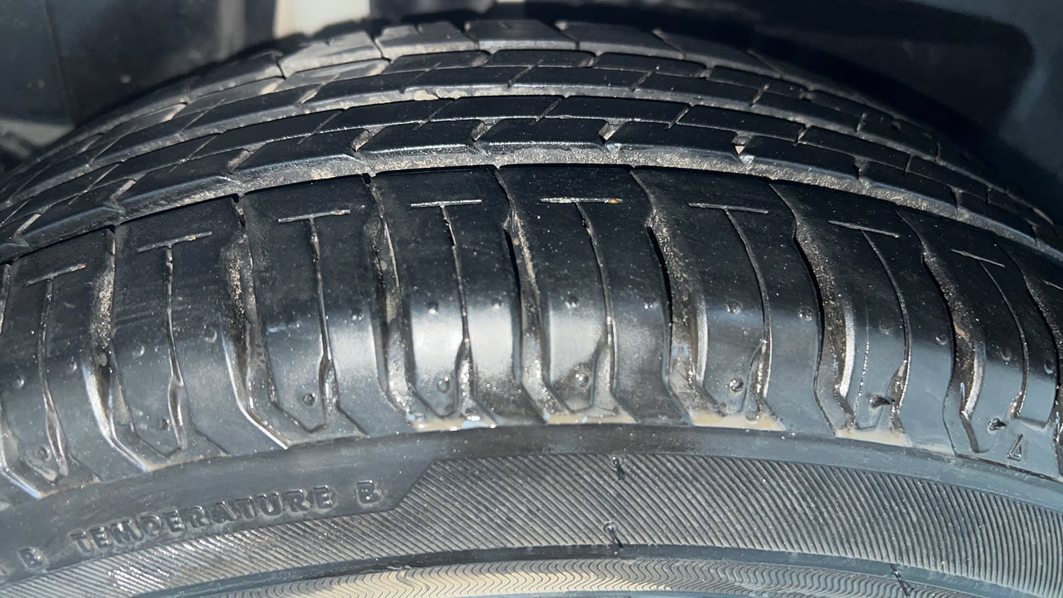 Used 2024 Maruti Suzuki Swift ZXi AMT Petrol Automatic tyres RIGHT REAR TYRE TREAD VIEW