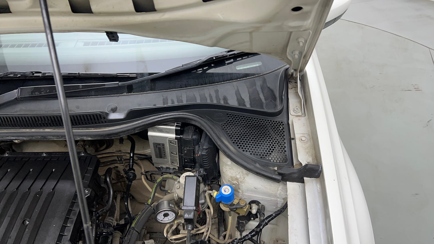 Used 2019 Volkswagen Ameo  1.0 Trendline Petrol + CNG(Outside Fitted) Petrol+cng Manual engine ENGINE LEFT SIDE HINGE & APRON VIEW