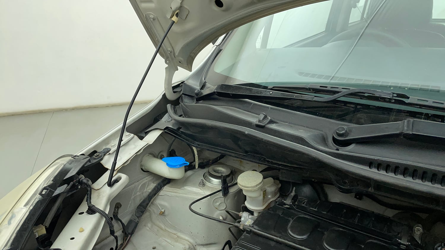 Used 2012 Maruti Suzuki Wagon R LXi Petrol Manual engine ENGINE RIGHT SIDE HINGE & APRON VIEW