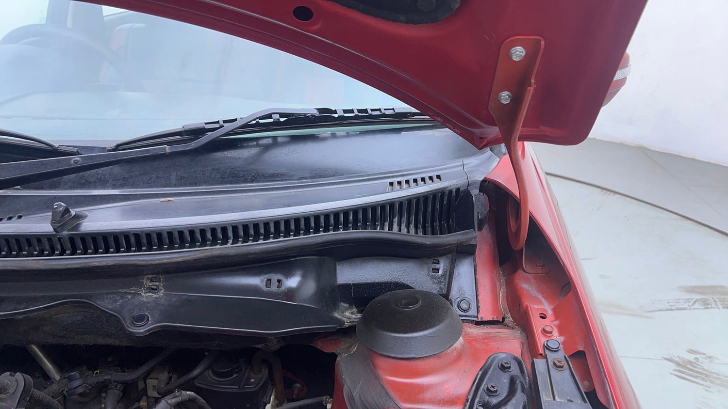 Used 2013 Maruti Suzuki Swift VXi Petrol Manual engine ENGINE LEFT SIDE HINGE & APRON VIEW