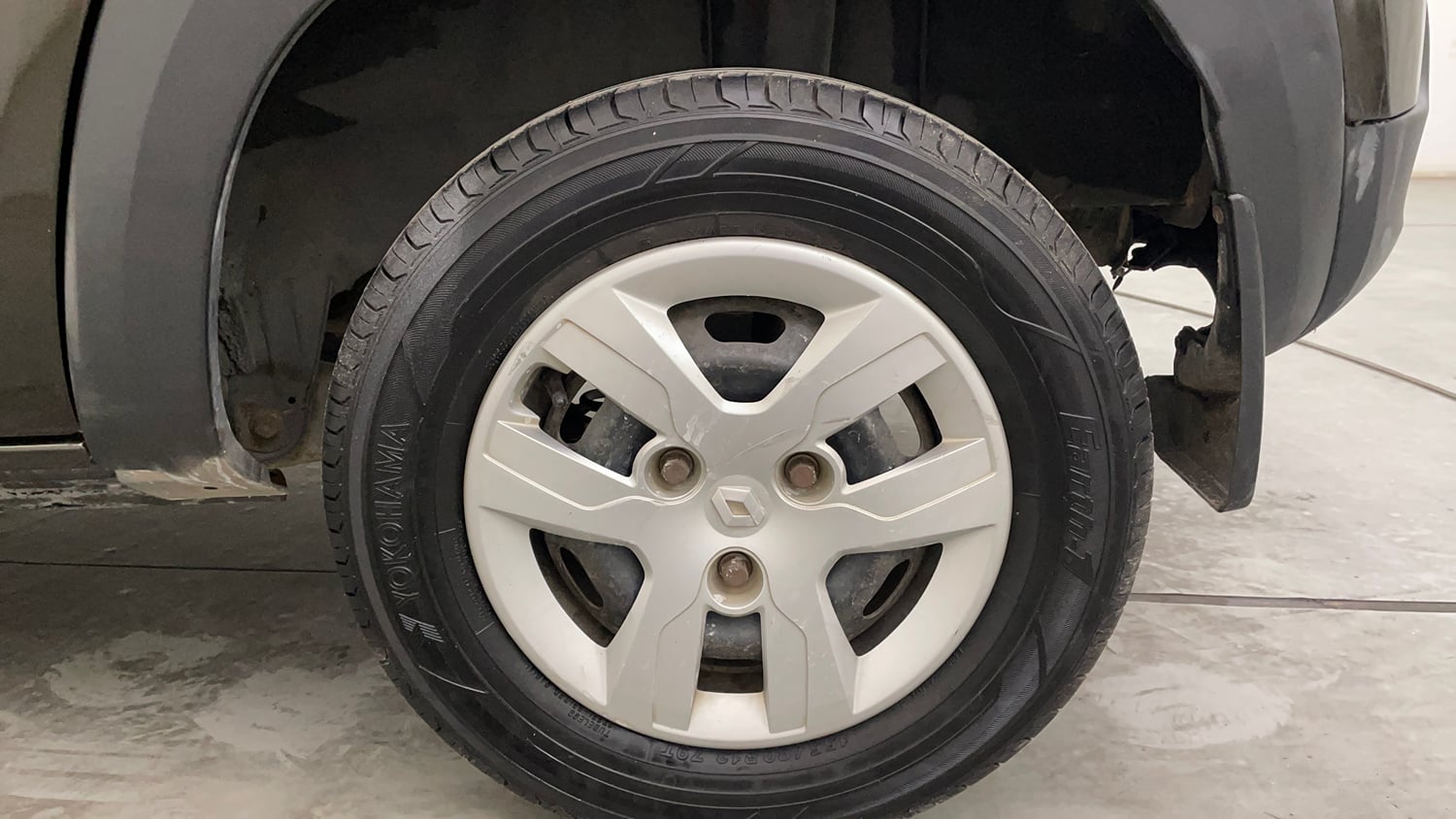 Used 2016 Renault Kwid RXT Petrol Manual tyres RIGHT REAR TYRE RIM VIEW