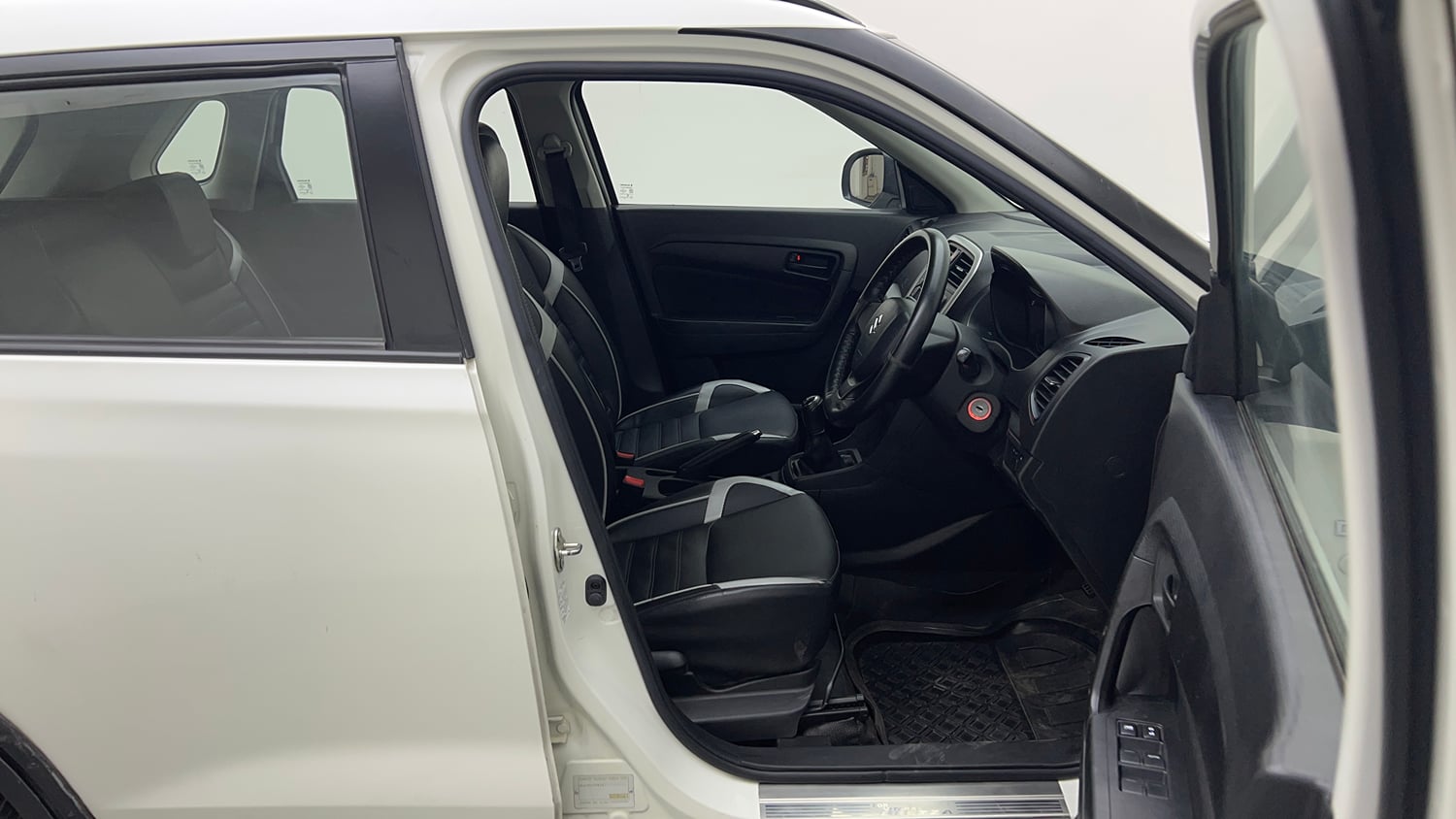 Used 2019 Maruti Suzuki Vitara Brezza [2016-2020] VDi Diesel Manual interior RIGHT SIDE FRONT DOOR CABIN VIEW