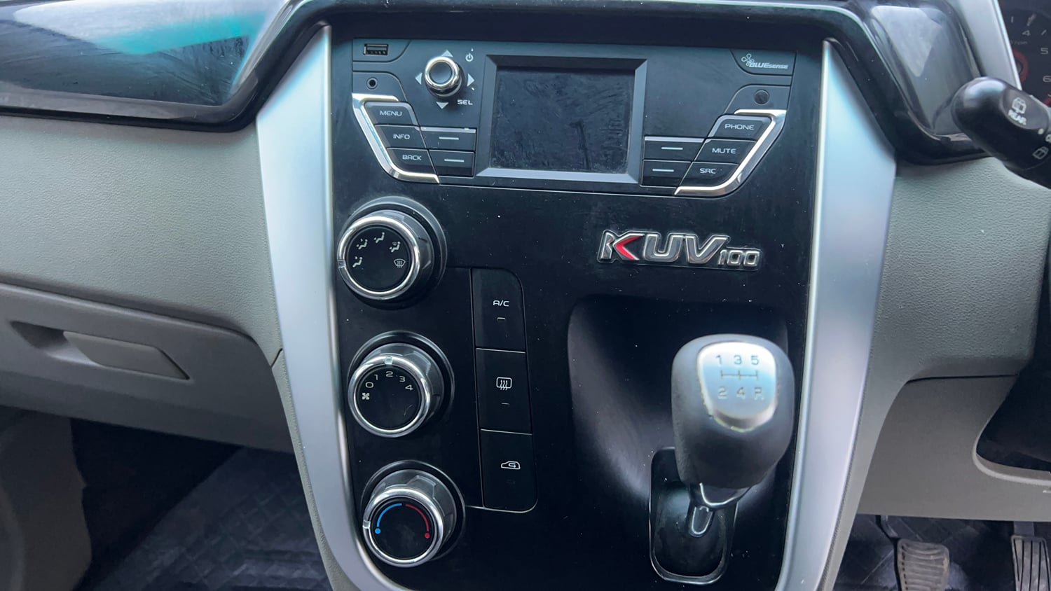 Used 2017 Mahindra KUV100 K6 6 STR Petrol Manual interior GEAR  KNOB VIEW