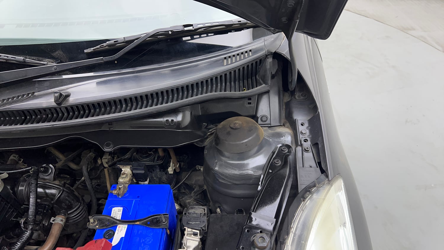 Used 2015 Maruti Suzuki Swift VXi Petrol Manual engine ENGINE LEFT SIDE HINGE & APRON VIEW