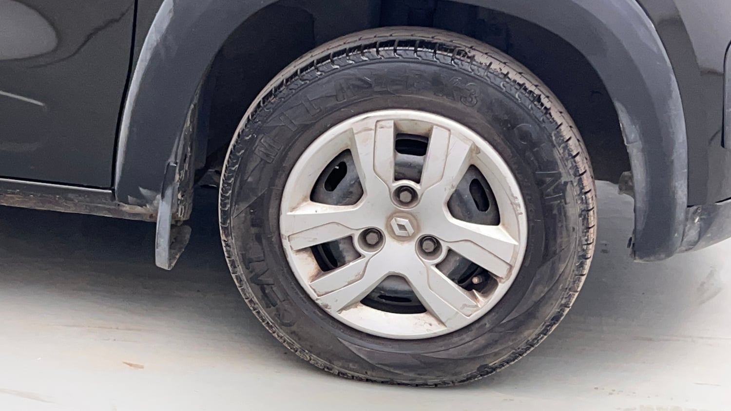 Used 2017 Renault Kwid RXT (O) 1.0 SCE Edition Petrol Manual tyres RIGHT FRONT TYRE RIM VIEW