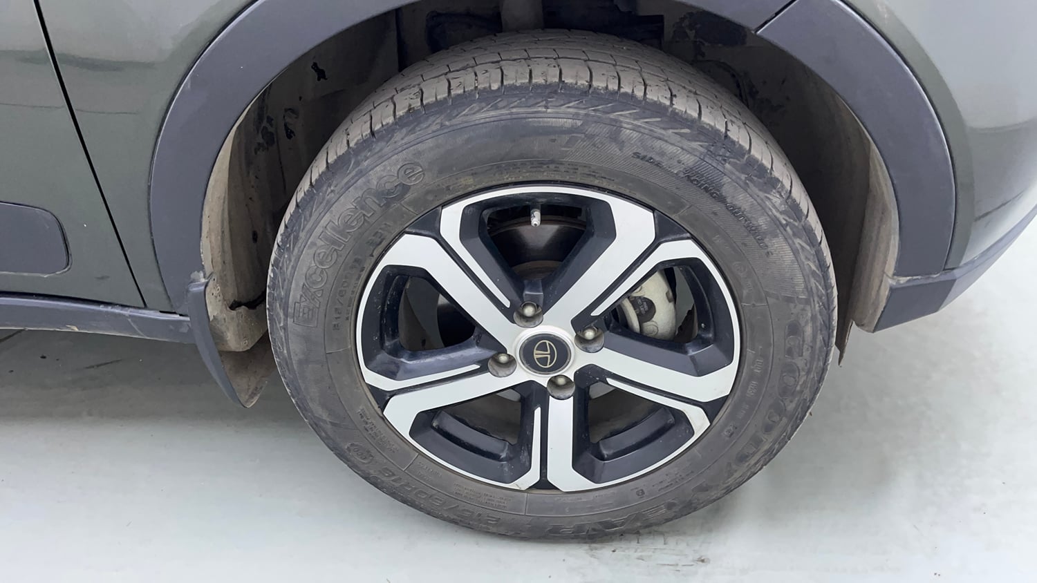 Used 2021 Tata Nexon XZA Plus Petrol Automatic tyres RIGHT FRONT TYRE RIM VIEW