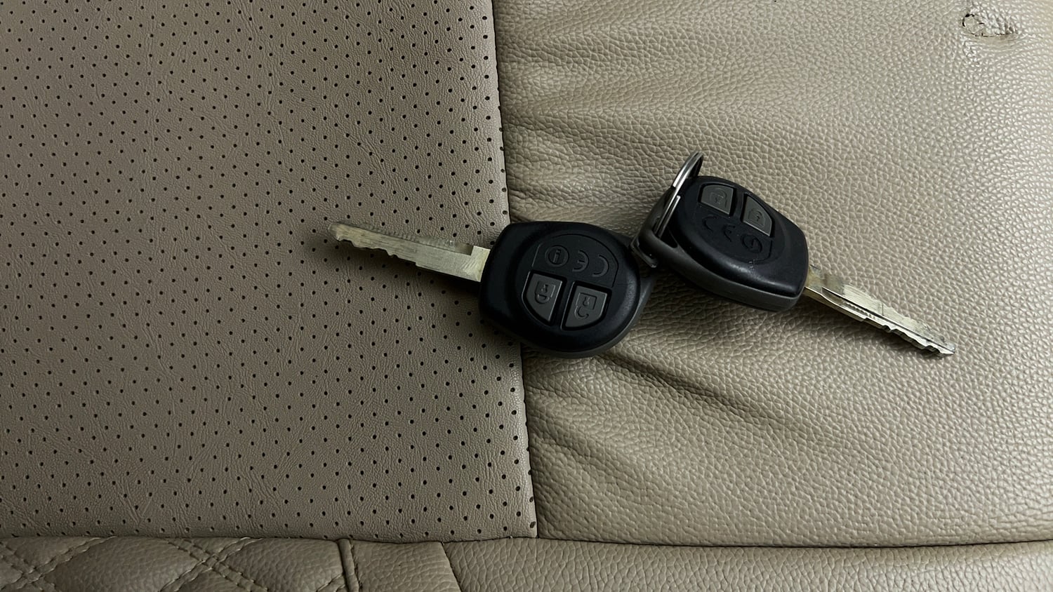 Used 2022 Maruti Suzuki Dzire VXi Petrol Manual extra CAR KEY VIEW