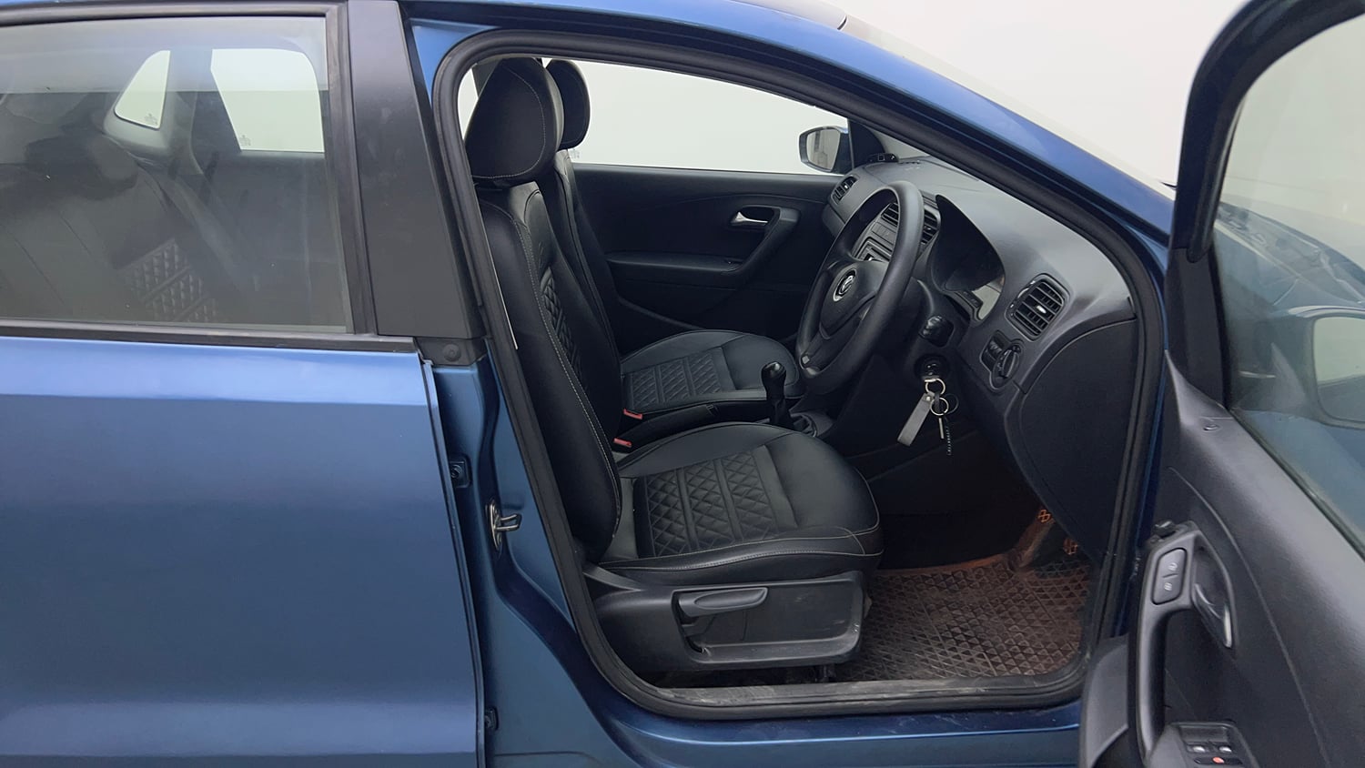 Used 2017 Volkswagen Polo Comfortline 1.2L (P) Petrol Manual interior RIGHT SIDE FRONT DOOR CABIN VIEW