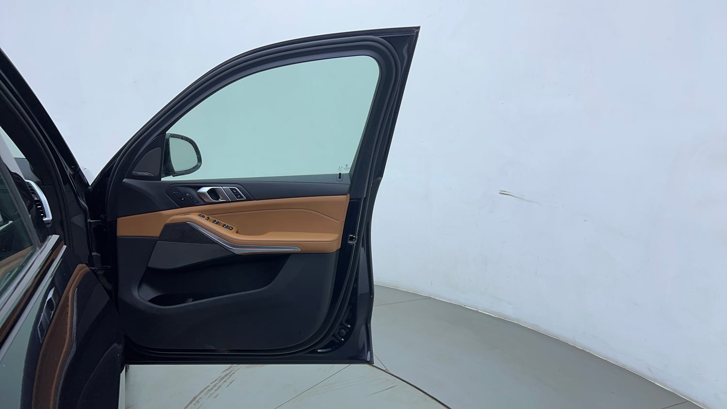 Used 2022 BMW X5 xDrive40i M Sport Petrol Automatic interior RIGHT FRONT DOOR OPEN VIEW