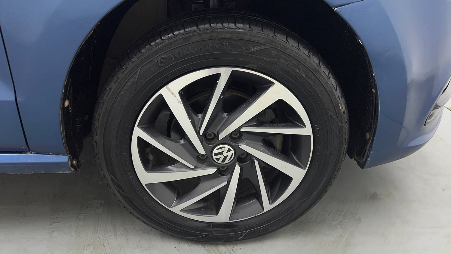Used 2017 Volkswagen Polo Comfortline 1.2L (P) Petrol Manual tyres RIGHT FRONT TYRE RIM VIEW