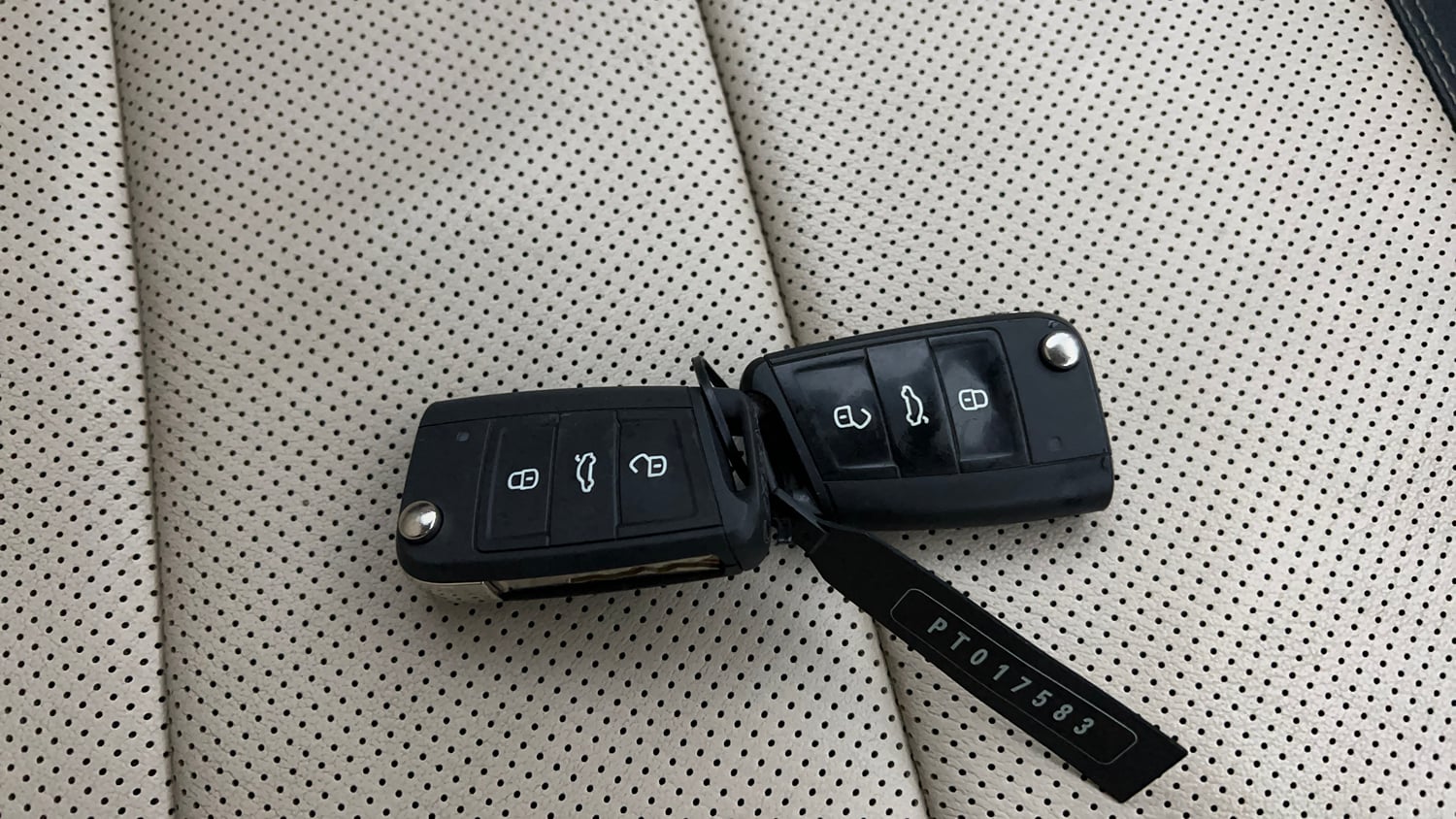 Used 2023 Volkswagen Virtus Topline 1.0 TSI MT Petrol Manual extra CAR KEY VIEW