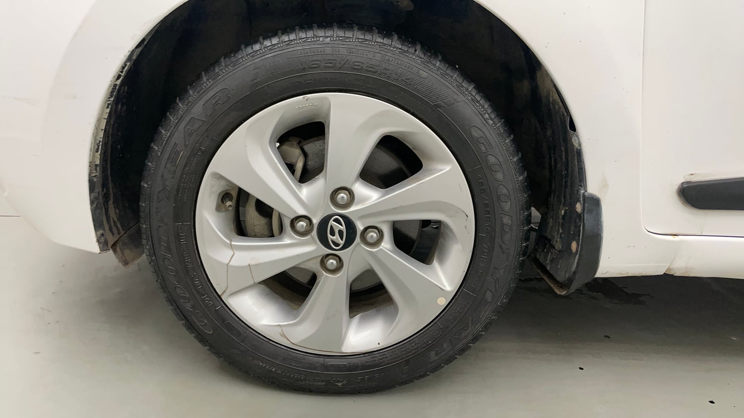 Used 2019 Hyundai Xcent SX Petrol Manual tyres LEFT FRONT TYRE RIM VIEW