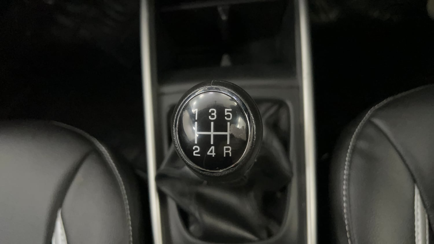 Used 2016 Maruti Suzuki Baleno Delta 1.2 Petrol Manual interior GEAR  KNOB VIEW