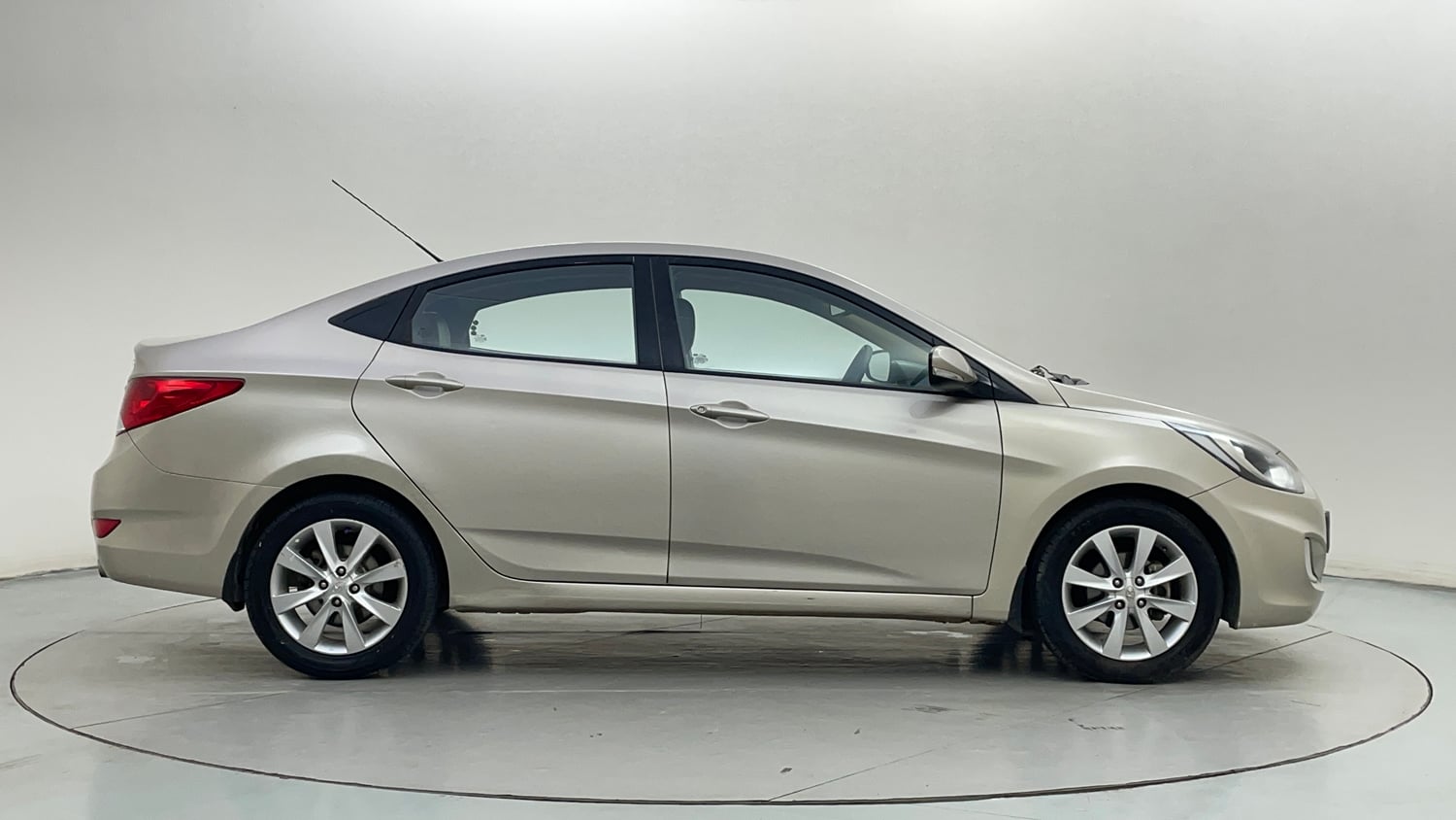 Used 2013 Hyundai Verna Fluidic 1.6 CRDi SX Diesel Manual exterior RIGHT SIDE VIEW