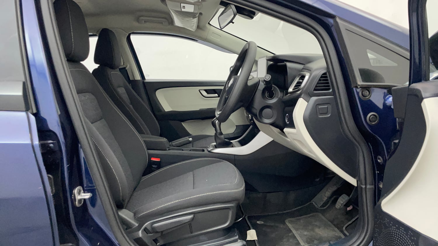 Used 2025 Tata Altroz XZ Petrol Petrol Manual interior RIGHT SIDE FRONT DOOR CABIN VIEW