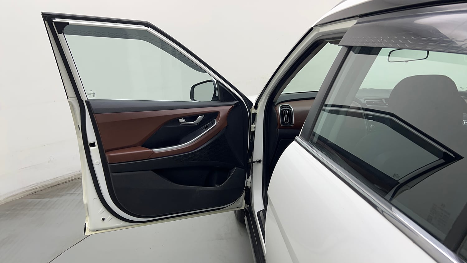 Used 2022 Hyundai Alcazar Prestige Exe (O) 7 STR 1.5 Diesel AT Diesel Automatic interior LEFT FRONT DOOR OPEN VIEW