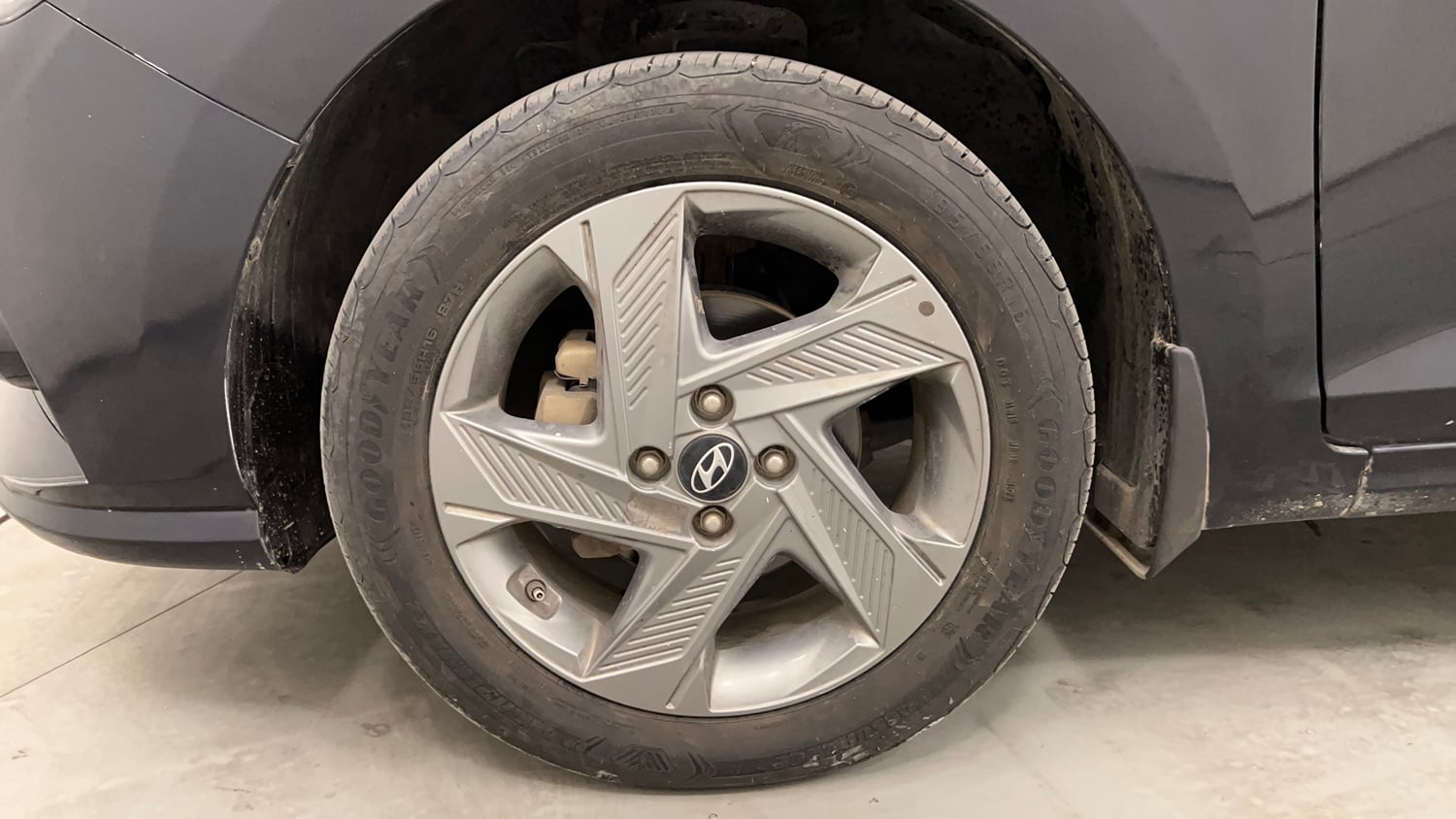 Used 2022 Hyundai Verna SX 1.5 VTVT IVT Petrol Automatic tyres LEFT FRONT TYRE RIM VIEW