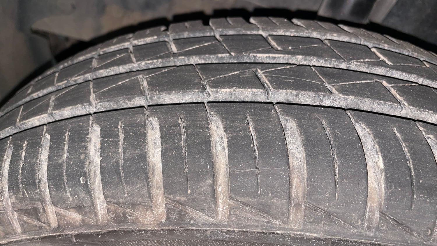 Used 2024 Renault Kwid RXT 1.0L Petrol Manual tyres LEFT FRONT TYRE TREAD VIEW