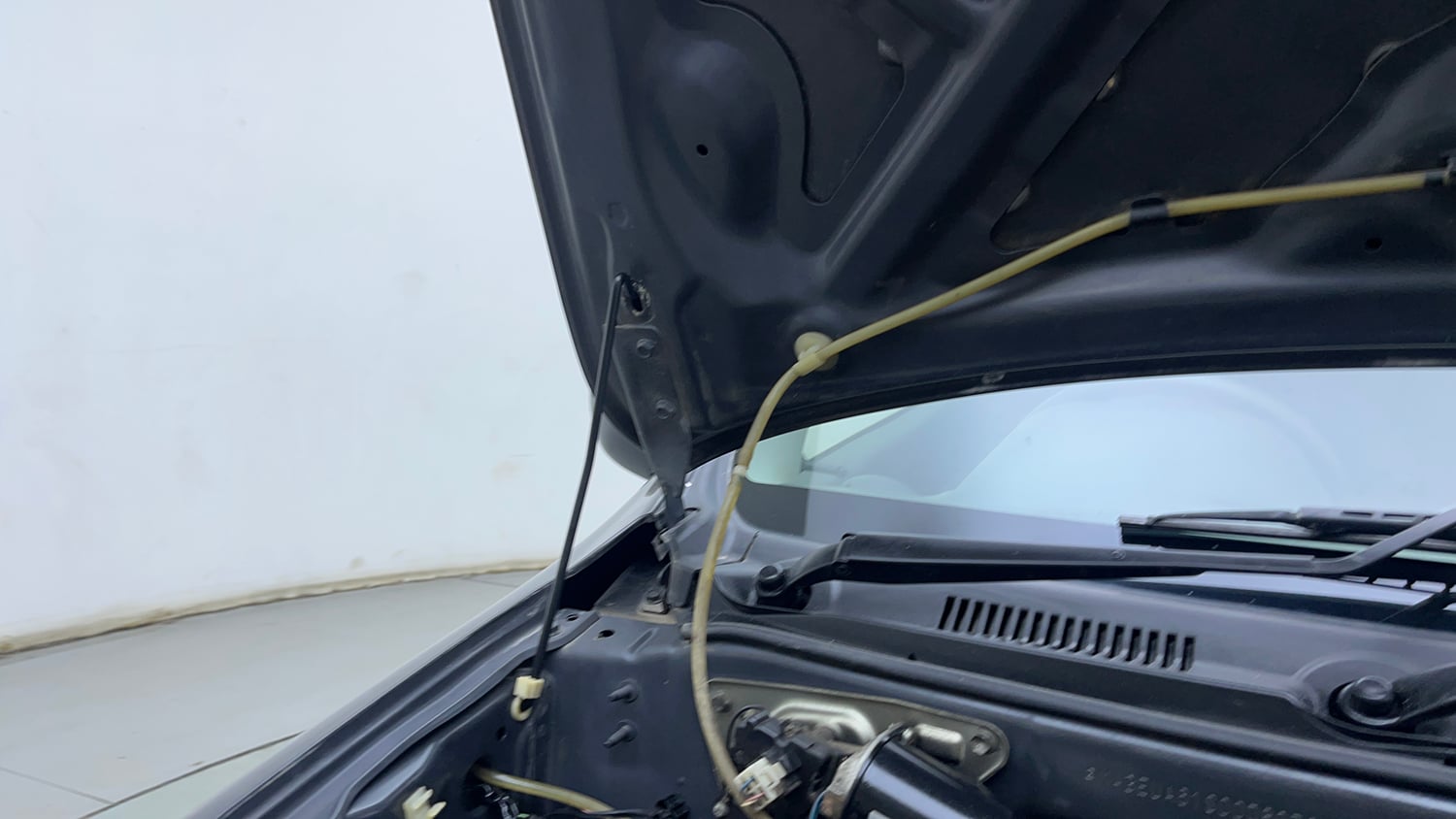 Used 2019 Maruti Suzuki Alto 800 VXi (O) Petrol Manual engine ENGINE RIGHT SIDE HINGE & APRON VIEW