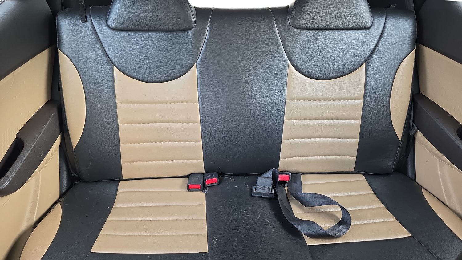 Used 2014 Hyundai Eon Era + Petrol Manual interior REAR SEAT CONDITION VIEW