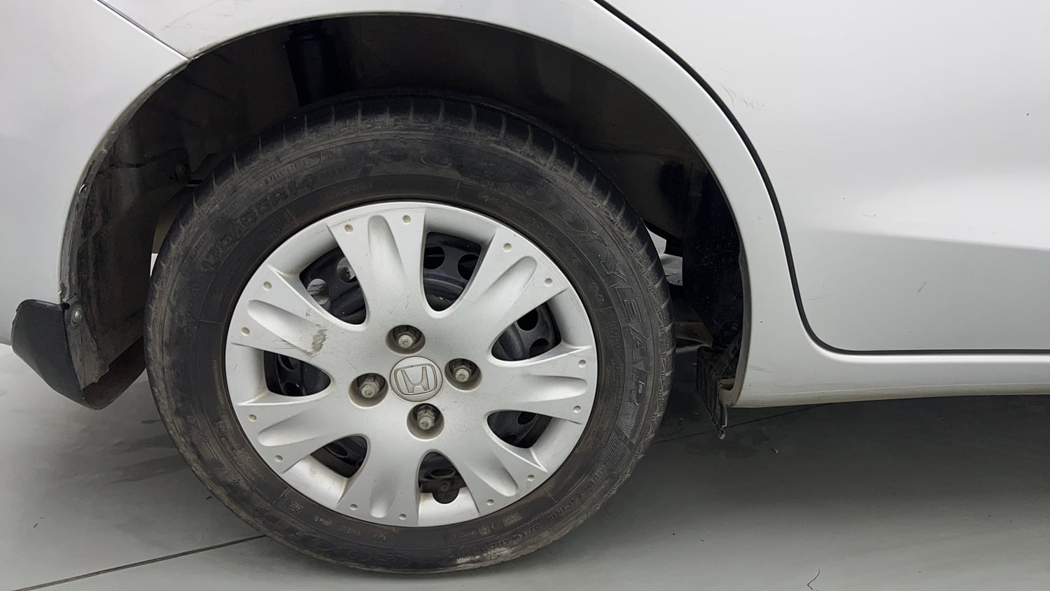 Used 2015 Honda Amaze 1.2 S i-VTEC Petrol Manual tyres RIGHT REAR TYRE RIM VIEW