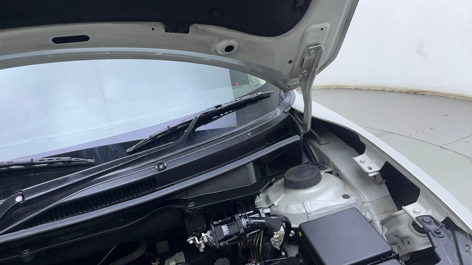 Used 2022 Maruti Suzuki Swift ZXi Plus Petrol Manual engine ENGINE LEFT SIDE HINGE & APRON VIEW