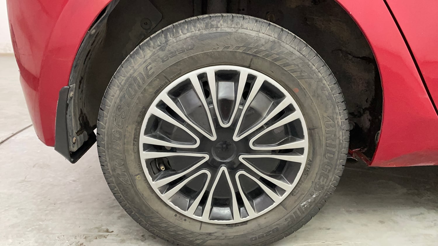 Used 2017 Hyundai Elite i20 Sportz 1.2 Petrol Manual tyres RIGHT REAR TYRE RIM VIEW