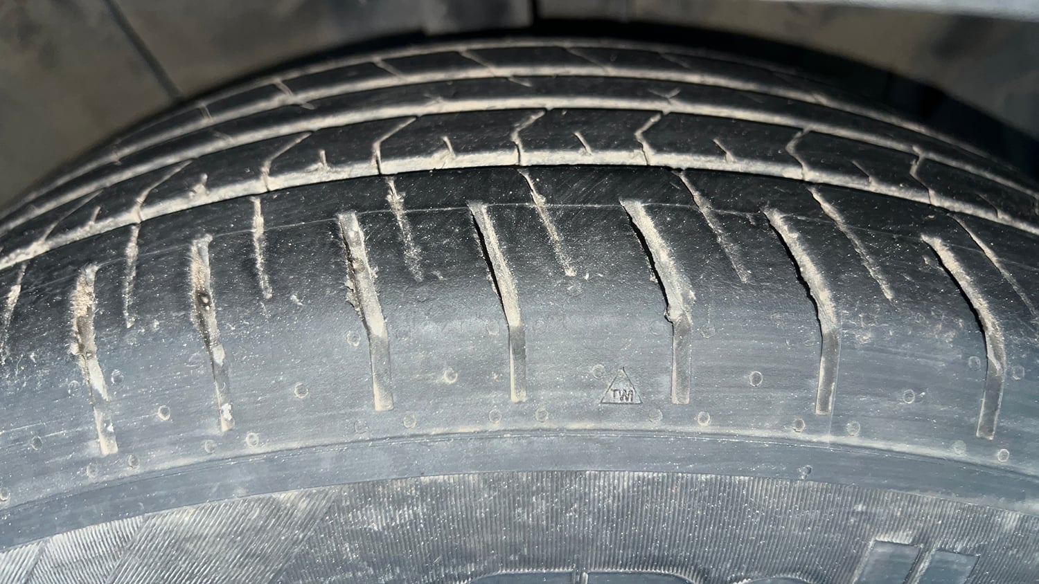 Used 2022 Hyundai Alcazar Prestige Exe (O) 7 STR 1.5 Diesel AT Diesel Automatic tyres RIGHT FRONT TYRE TREAD VIEW