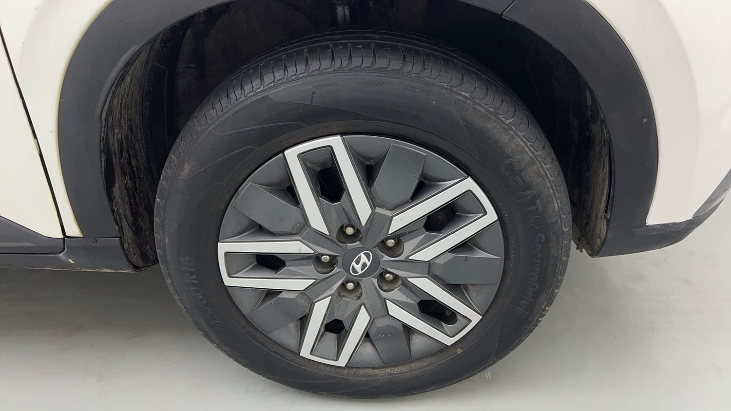 Used 2022 Hyundai Venue SX 1.0 Turbo iMT Petrol Manual tyres RIGHT FRONT TYRE RIM VIEW