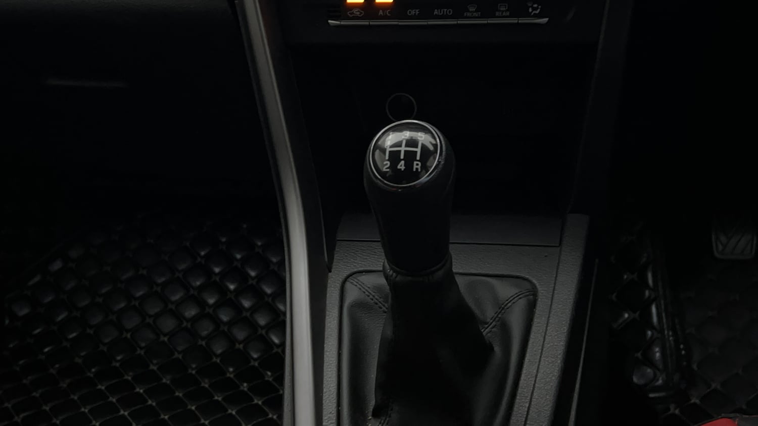 Used 2023 Maruti Suzuki Brezza Zxi Dual Tone Petrol Manual interior GEAR  KNOB VIEW