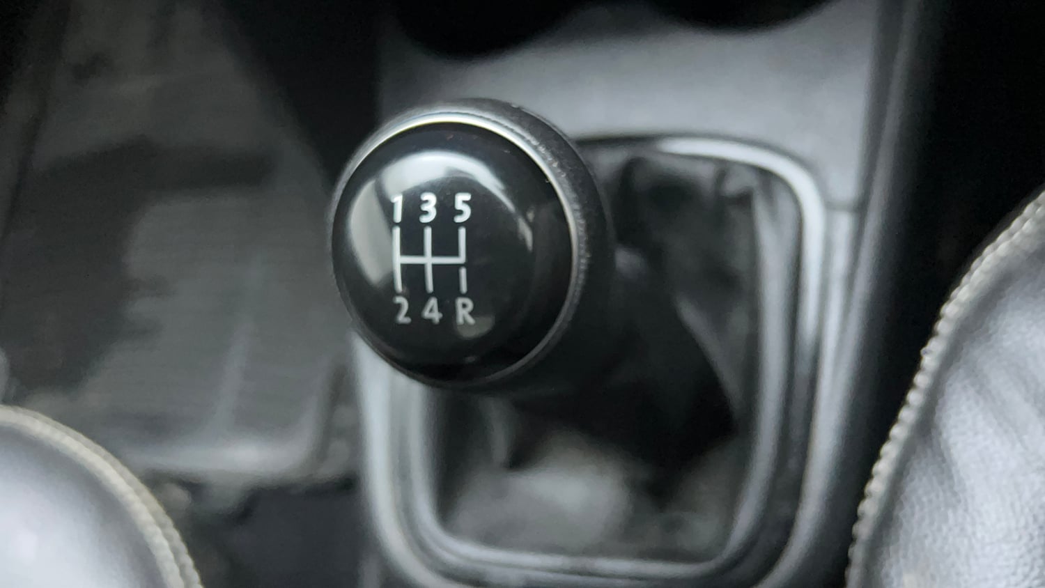 Used 2019 Volkswagen Ameo  1.0 Trendline Petrol + CNG(Outside Fitted) Petrol+cng Manual interior GEAR  KNOB VIEW