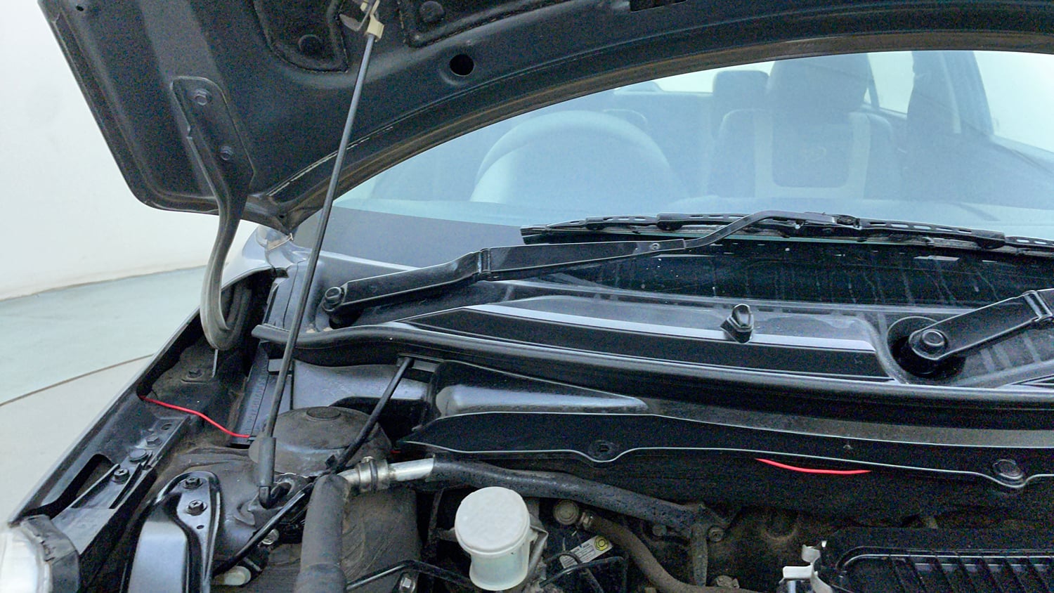 Used 2012 Maruti Suzuki Swift VXi Petrol Manual engine ENGINE RIGHT SIDE HINGE & APRON VIEW