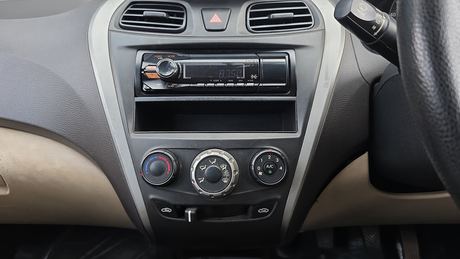 Used 2014 Hyundai Eon Era + Petrol Manual interior MUSIC SYSTEM & AC CONTROL VIEW