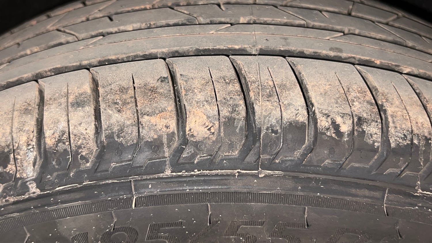 Used 2018 Maruti Suzuki Baleno Zeta 1.2 AT Petrol Automatic tyres RIGHT REAR TYRE TREAD VIEW