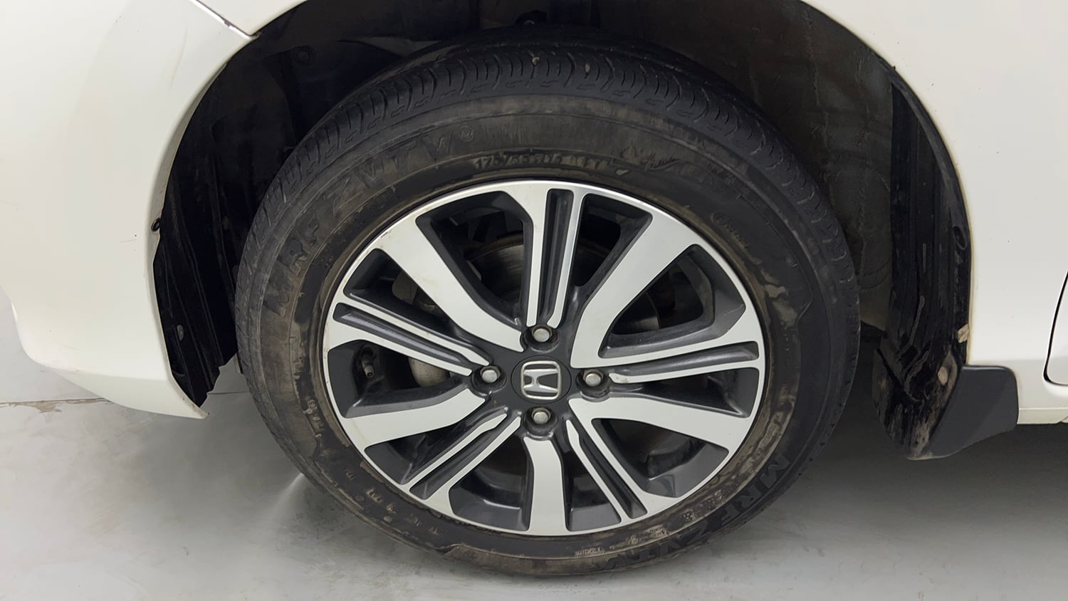 Used 2024 honda Amaze 2nd Generation VX 1.2 Petrol CVT Petrol Automatic tyres LEFT FRONT TYRE RIM VIEW