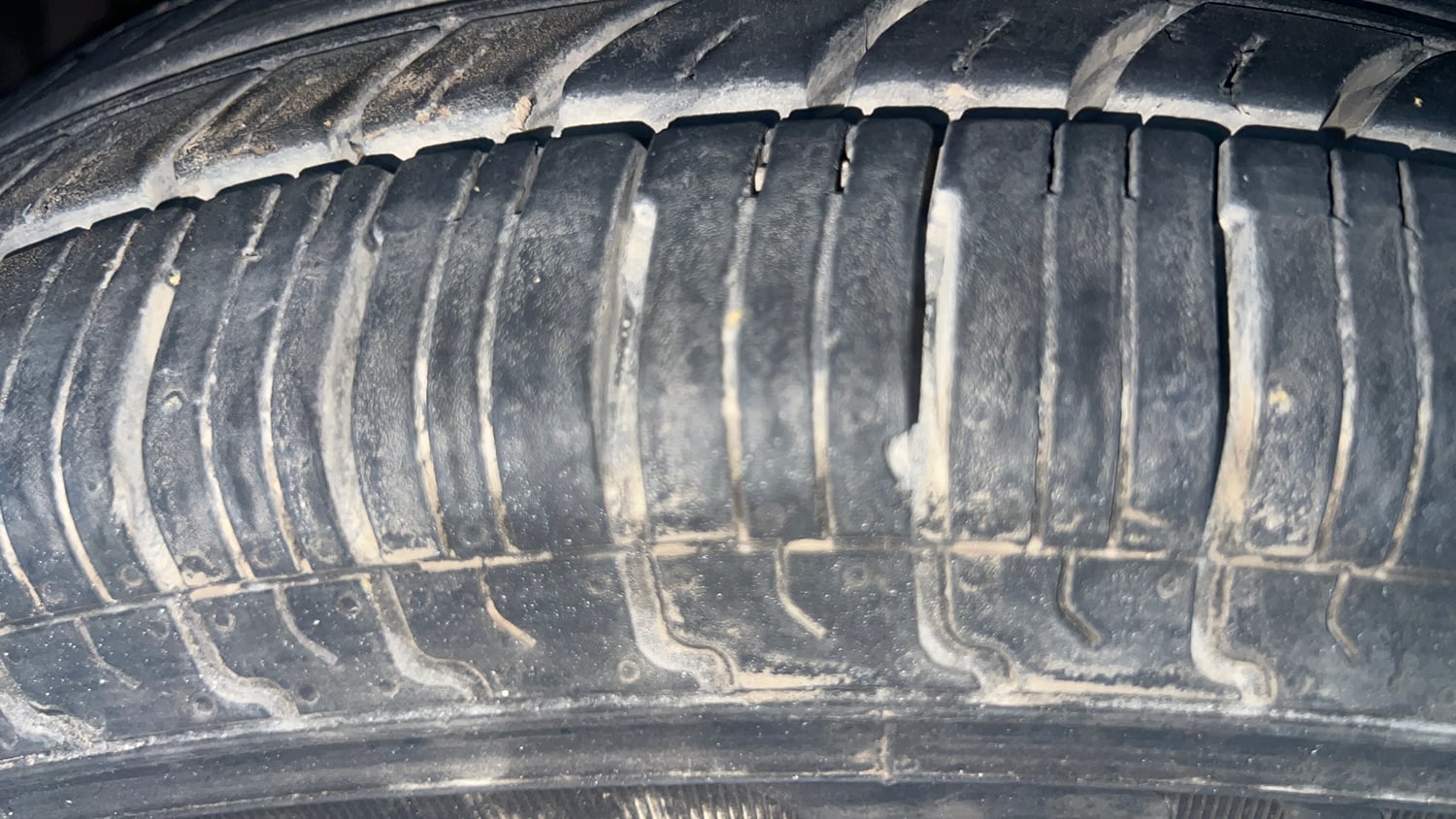 Used 2013 Maruti Suzuki Swift VXi Petrol Manual tyres LEFT FRONT TYRE TREAD VIEW
