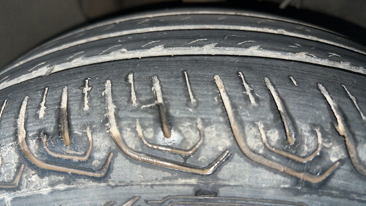 Used 2021 Tata Tigor XMA Petrol Automatic tyres RIGHT FRONT TYRE TREAD VIEW