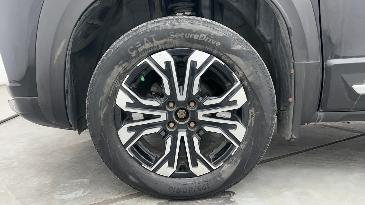 Used 2023 Renault Kiger RXZ Turbo CVT Petrol Automatic tyres LEFT FRONT TYRE RIM VIEW