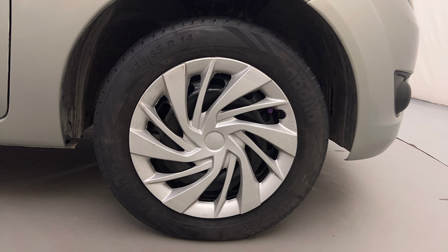 Used 2012 Ford Figo Duratorq Diesel EXI 1.4 Diesel Manual tyres RIGHT FRONT TYRE RIM VIEW