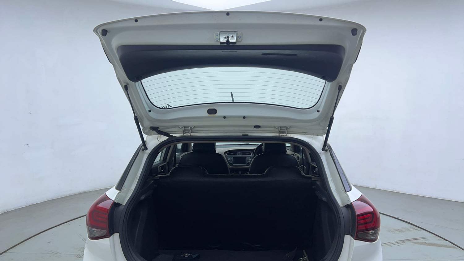 Used 2019 Hyundai Elite i20 Sportz Plus 1.2 Petrol Manual interior DICKY DOOR OPEN VIEW